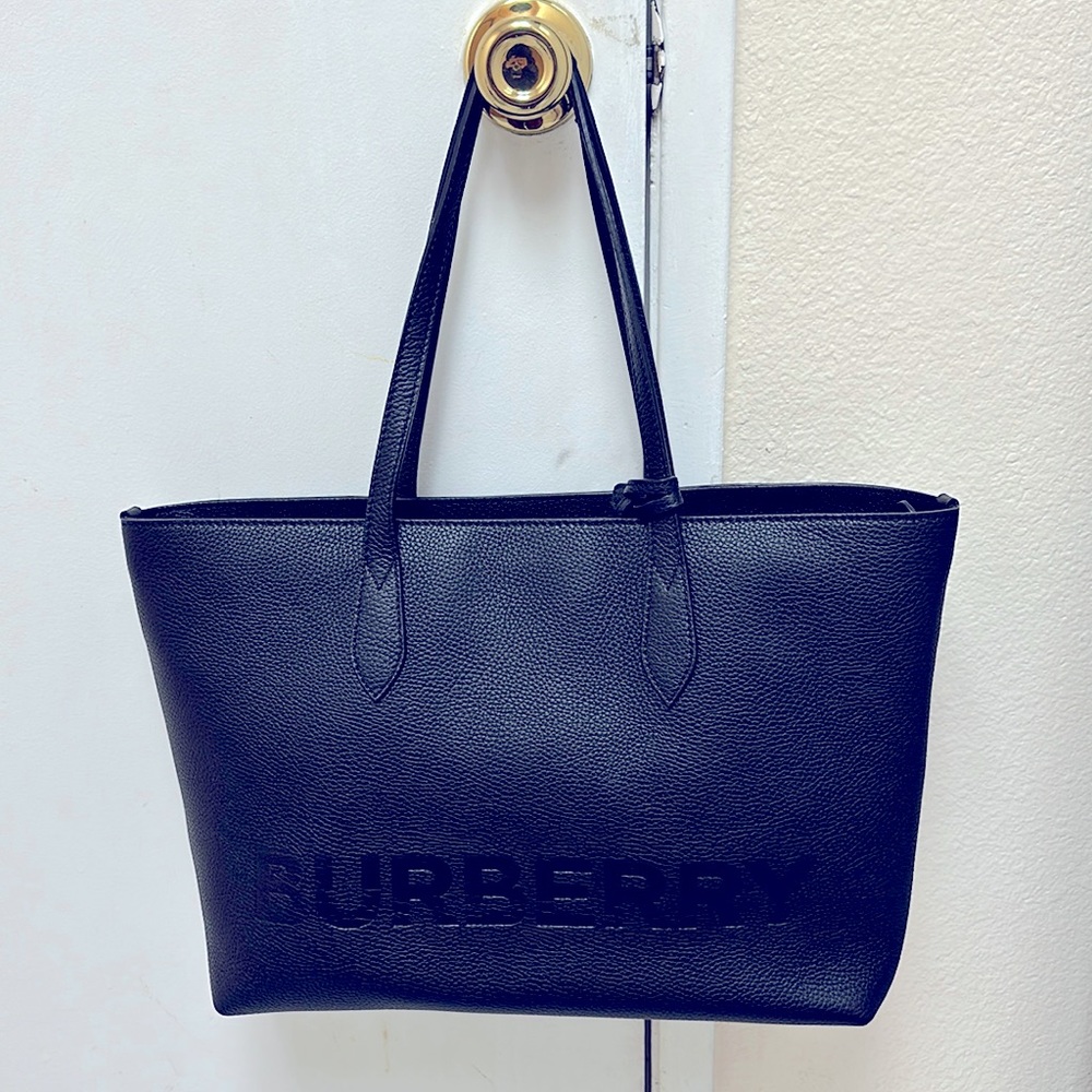 Brand new totte Burberry never been use,